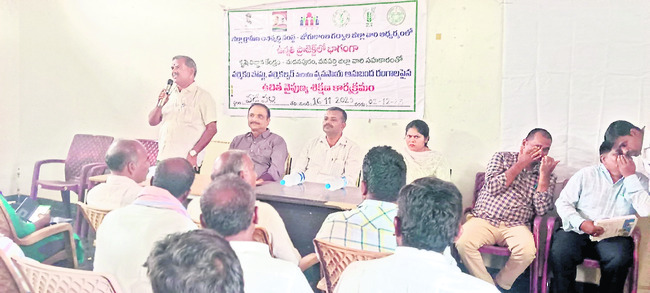 మాట్లాడుతున్న కృషివిజ్ఞాన 
కేంద్రం శాస్త్రవేత్త దాదాసాహెబ్‌ ఖోగరే   1