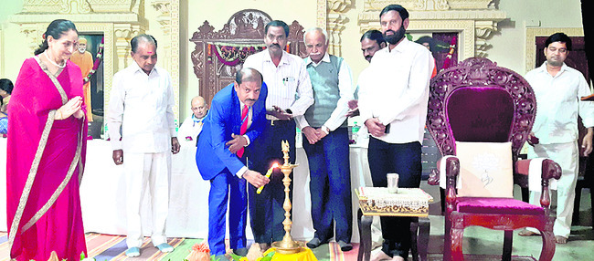 వైజ్ఞానిక ప్రదర్శనను ప్రారంభిస్తున్న
శాస్త్రవేత్త శ్రీనివాస్ 1