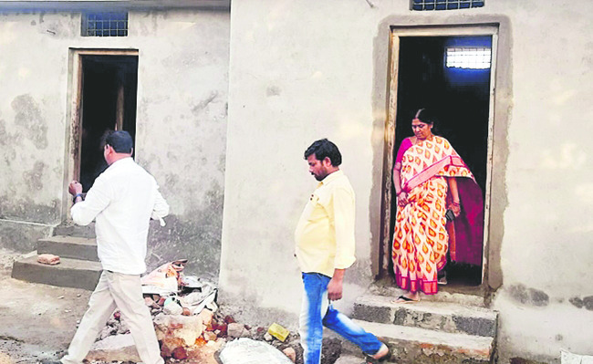 పోలింగ్ బూత్ను పరిశీలిస్తున్న
మున్సిపల్ కమిషనర్ 1