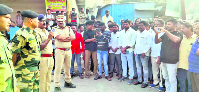 మాట్లాడుతున్న రూరల్ ఏసీపీ 1