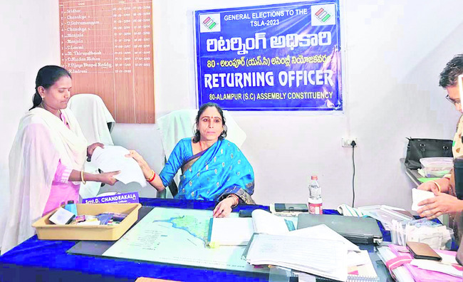 నామినేషన్ ఉపసంహరించుకుంటున్నభారత రాజ్య సమితి అభ్యర్థి ప్రేమలత 1