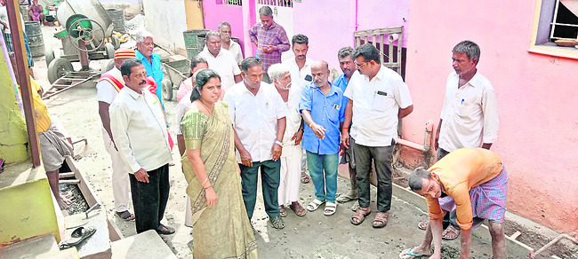 రోడ్డు పనులను తనిఖీ చేస్తున్న మేయర్ 1