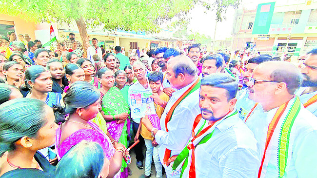 రామచంద్రాపురంలో ప్రజలతో మాట్లాడుతున్న కొమ్మూరి ప్రతాప్రెడ్డి1