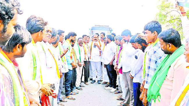 పార్టీలో చేరిన నాయకులతో కొమ్మూరి 3