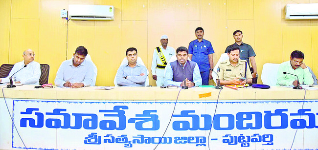 మాట్లాడుతున్న కలెక్టర్ అరుణ్బాబు,
ఎస్పీ మాధవరెడ్డి 1