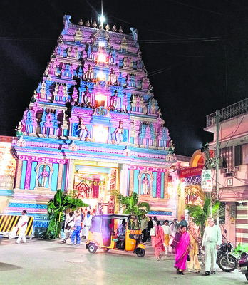 విద్యుత్ వెలుగుల్లో ప్రశాంతి నిలయం ఉత్తర గోపురం3