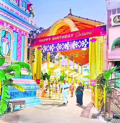 అలంకరణలో ప్రశాంతి నిలయం ప్రధాన ద్వారం2