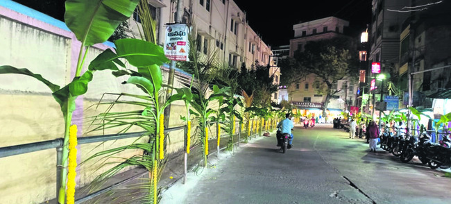 వీధులను అరటి తోరణాలతో అలంకరించిన దృశ్యం5
