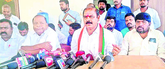 చేర్యాలలో మాట్లాడుతున్న కొమ్మూరి ప్రతాప్రెడ్డి
2