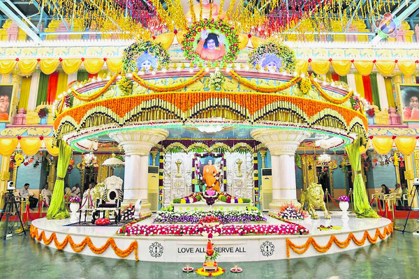ప్రత్యేక అలంకరణలో సత్యసాయి మహా సమాధి (ఫైల్)1