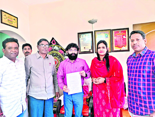 దరఖాస్తు అందిస్తున్న న్యాయమూర్తి కరుణకుమార్ 1