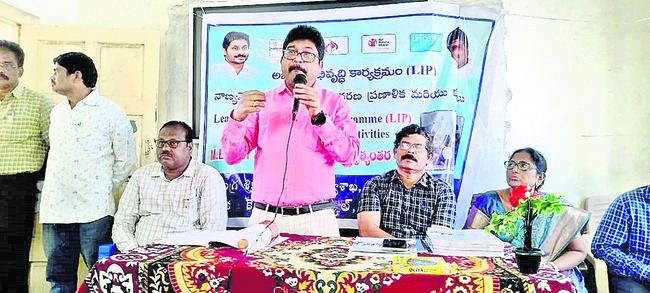 సమావేశంలో మాట్లాడుతున్న
డీఈఓ ఎన్.ప్రేమ్కుమార్ 1