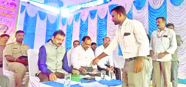 అర్జీలు స్వీకరిస్తున్న జిల్లా కలెక్టర్ రవీంద్ర2