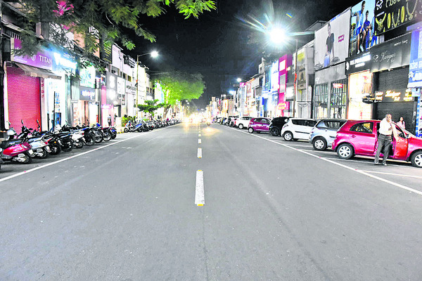 ప్రజలందరూ టీవీల ముందు చేరడంతో మైసూరులో నిర్మానుష్యంగా ఉన్న ఓ వీధి1