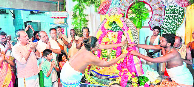 తిరుత్తణి: కల్యాణోత్సవం నిర్వహిస్తున్న అర్చకులు 1
