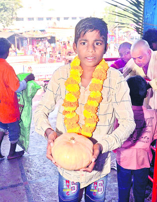 స్వామివారికి గుమ్మడికాయ
సమర్పించుకుంటున్న బాలుడు
1