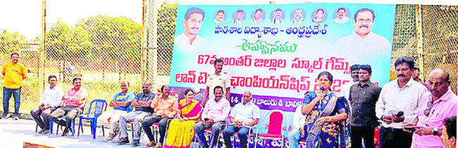 క్రీడాకారులను ఉద్దేశించి మాట్లాడుతున్న
ఎమ్మెల్సీ పద్మశ్రీ1