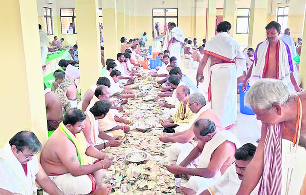 హుండీ నగదు లెక్కిస్తున్న ఆలయ సిబ్బంది 2