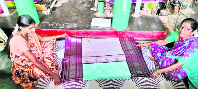 చీరను మడతపెడుతున్న చేనేత కార్మికులు 2
