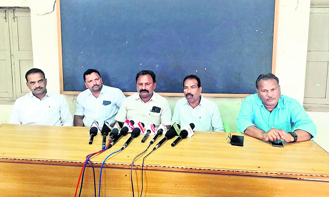 మాట్లాడుతున్న అపుస్మా సంఘ బాధ్యులు 1