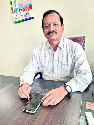 రాజారఘువీర్‌, జిల్లా పౌరసరఫరాల అధికారి  1