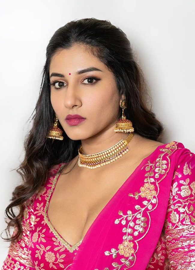 Vishnu Priya Half Saree Poses - Sakshi2
