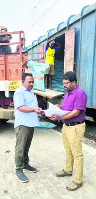 ఎరువుల రికార్డులు పరిశీలిస్తున్న ఏడీఏ రవి 1