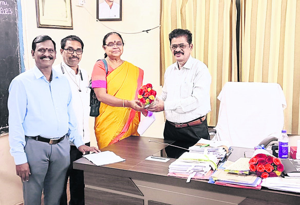 డీఈఓ నాగరాజుకు పుష్పగుచ్చం అందజేస్తున్న డీవైఈఓలు శ్రీదేవి, శ్రీనివాసరావు 2