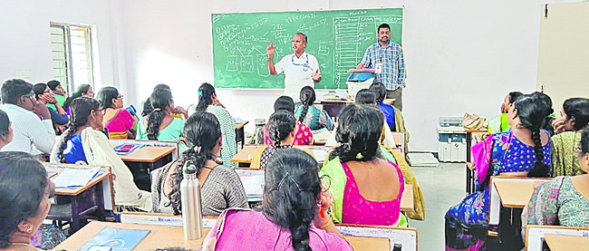 పీఓ, ఏపీఓలకు శిక్షణ ఇస్తున్న అధికారి 1