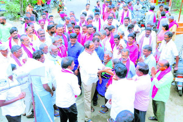 అల్లీపూర్లో ఓట్లు అభ్యర్థిస్తున్న ఎమ్మెల్యే సంజయ్1