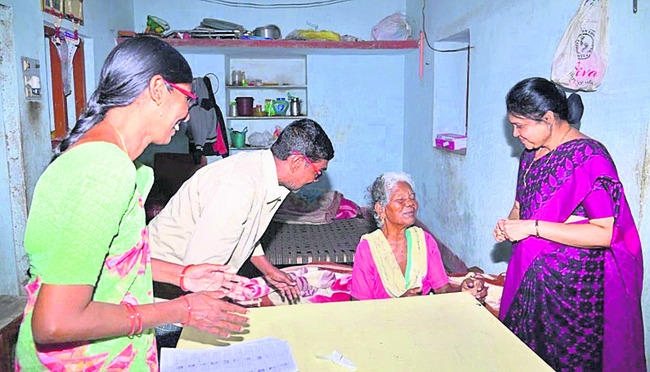  హోం ఓటింగ్‌ను పరిశీలిస్తున్న కలెక్టర్‌1