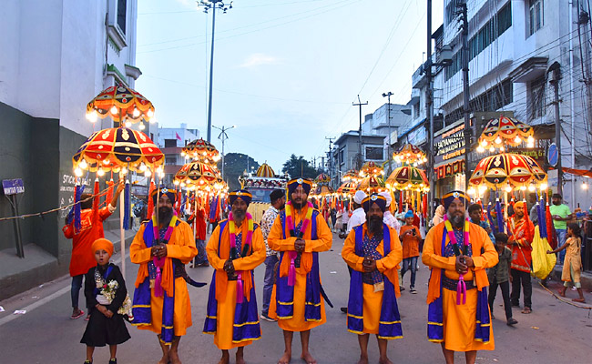 NAGAR KIRTAN On Occasion Of 554th Birthday Celebration Of Sri Guru Nanak Jayanti Photos - Sakshi1