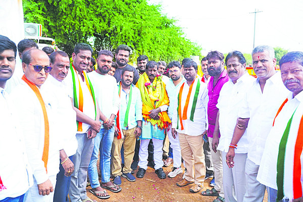 శంకర్పల్లి: భీంభరత్కు స్వాగతం పలుకుతున్న చిన్నన్నగూడ గ్రామస్తులు 1