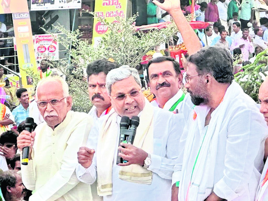 మక్తల్ రోడ్ షోలో మాట్లాడుతున్న
సీఎం సిద్ధరామయ్య1