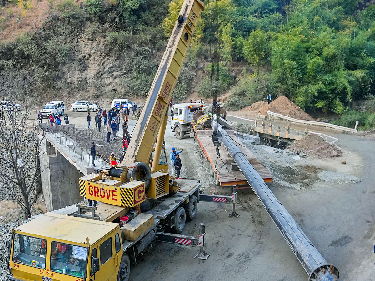 41 workers trapped inside the under-construction Silkyara Tunnel - Sakshi12
