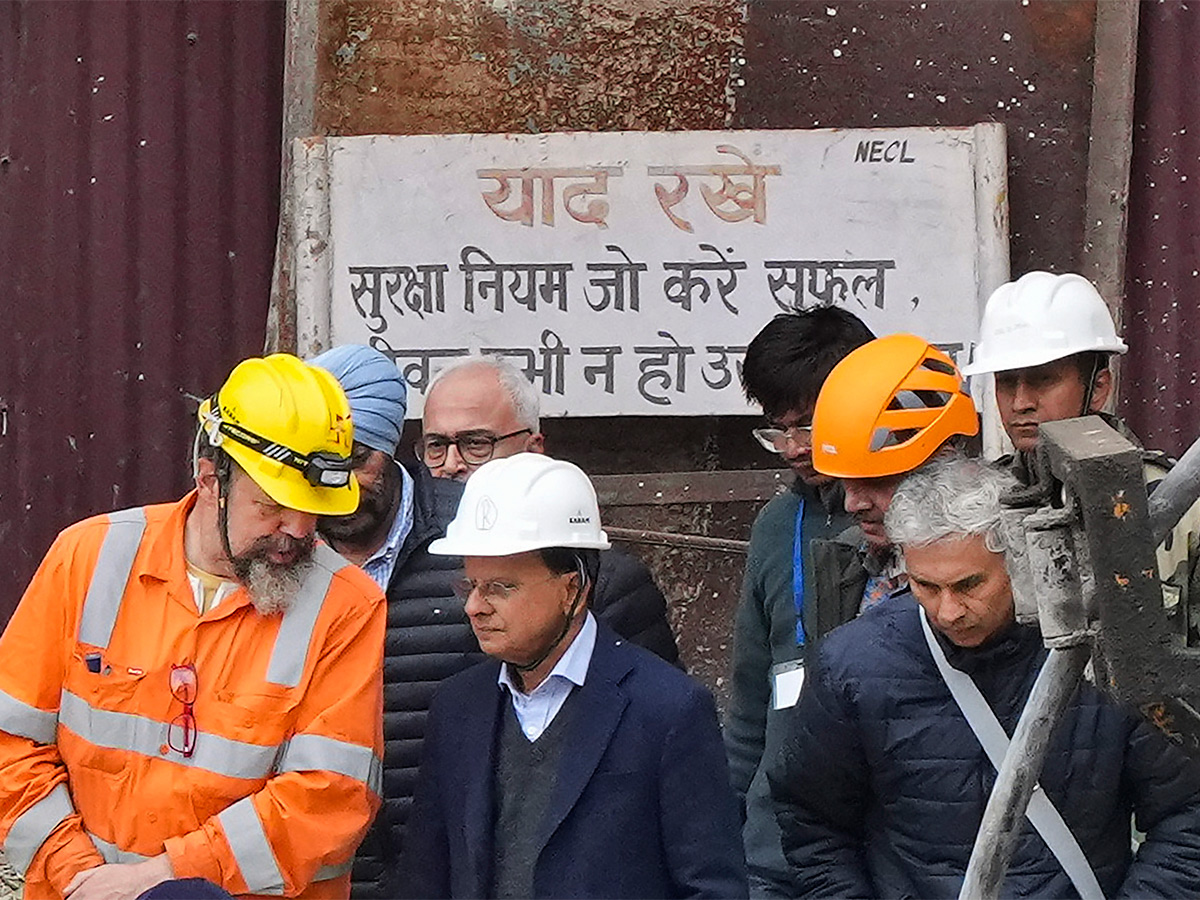 41 workers trapped inside the under-construction Silkyara Tunnel - Sakshi16