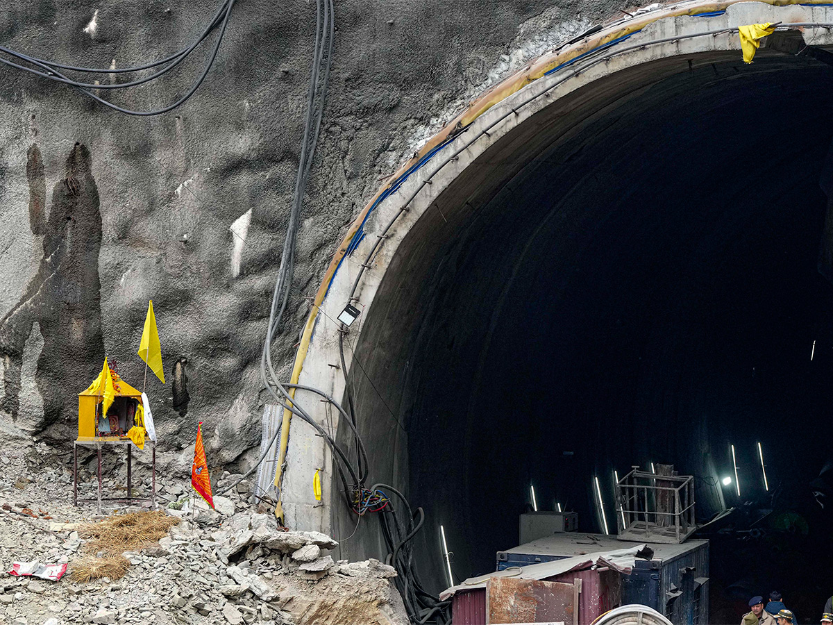 41 workers trapped inside the under-construction Silkyara Tunnel - Sakshi2