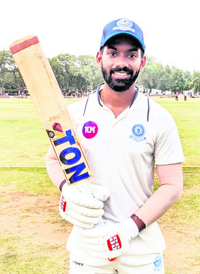 81 పరుగులు చేసిన 
సెంట్రల్‌జోన్‌ జట్టు 
బ్యాట్స్‌మన్‌ వంశీకృష్ణ 1