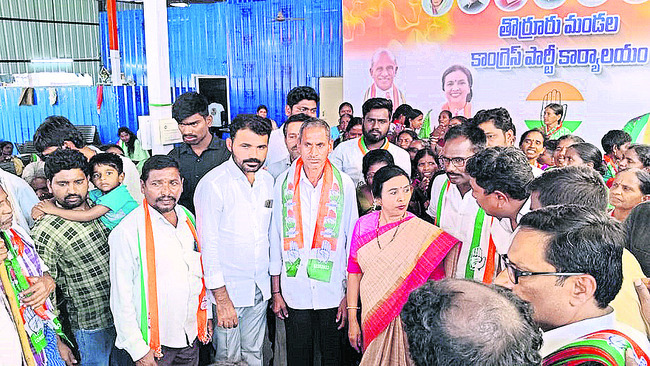 పెద్దవంగర : కాంగ్రెస్‌లో చేరిన వారితో ఝాన్సీరెడ్డి 1