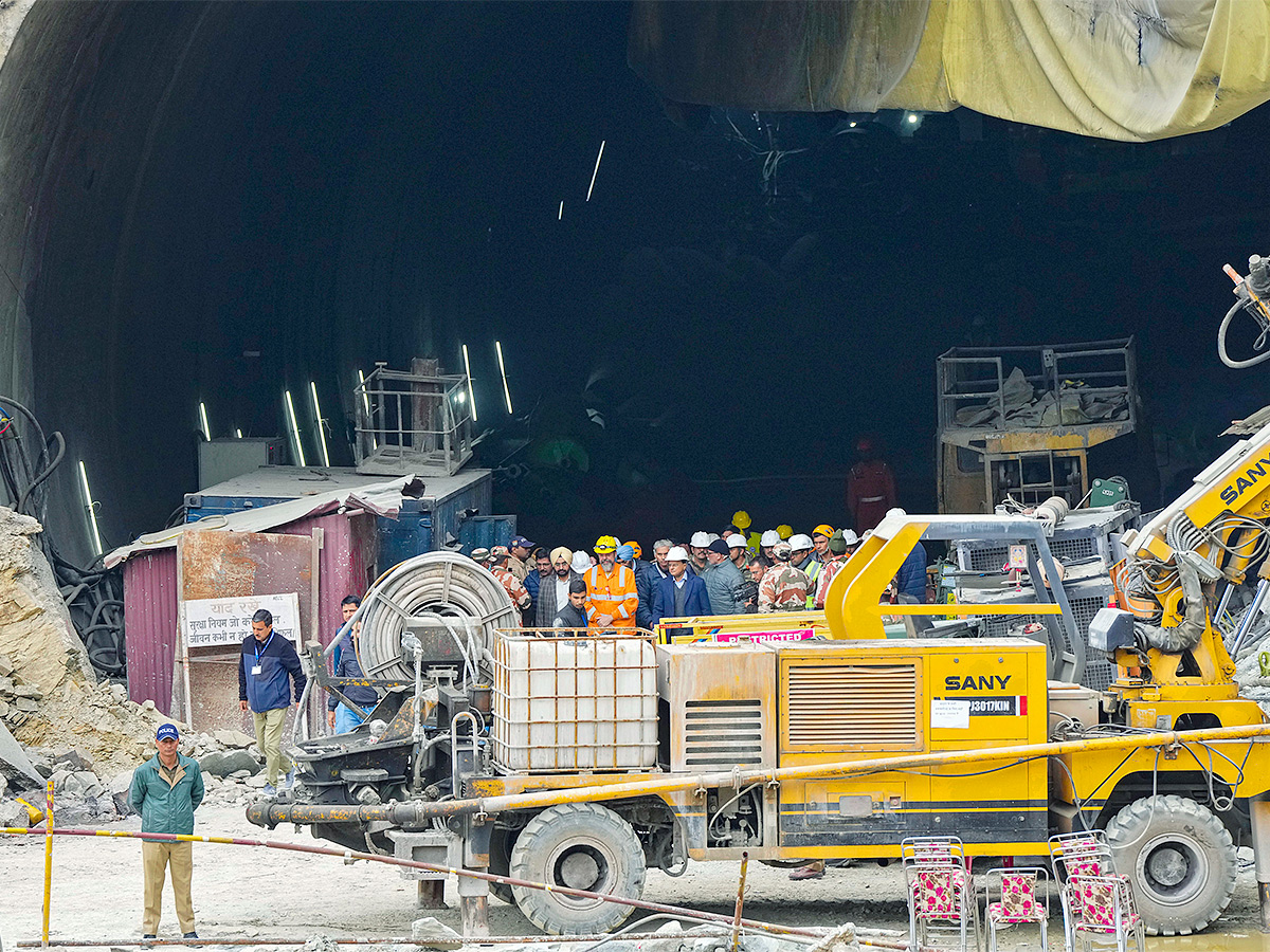 41 workers trapped inside the under-construction Silkyara Tunnel - Sakshi7