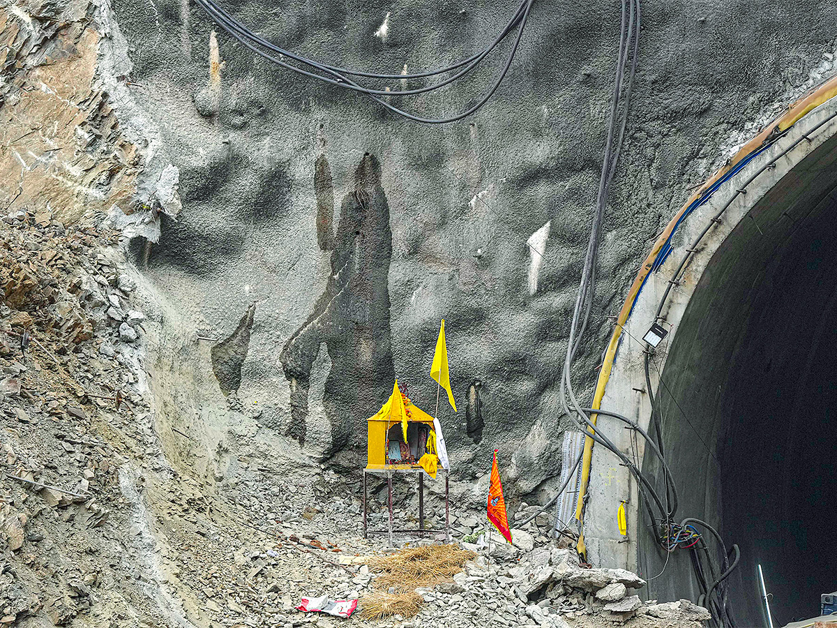 41 workers trapped inside the under-construction Silkyara Tunnel - Sakshi9