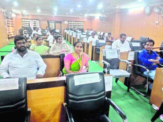 ఎన్నిక వాయిదా వేయడంతో కార్పొరేషన్లో ధర్నాకు దిగిన కార్పొరేటర్లు 1