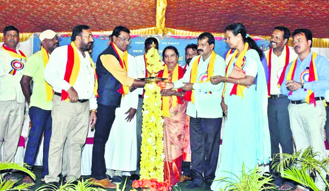 కార్యక్రమాన్ని ప్రారంభిస్తున్న దృశ్యం 1