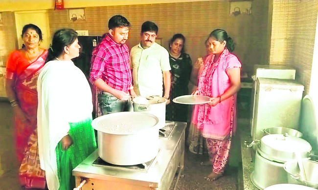 అన్నం పరిశీలిస్తున్న తహసీల్దార్ 2