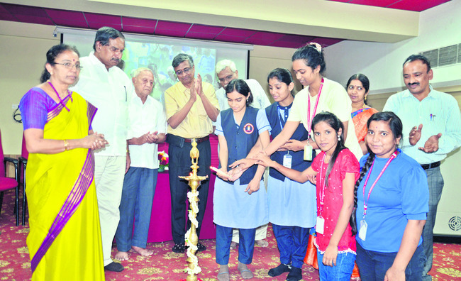 కార్యక్రమాన్ని ప్రారంభిస్తున్న దృశ్యం2