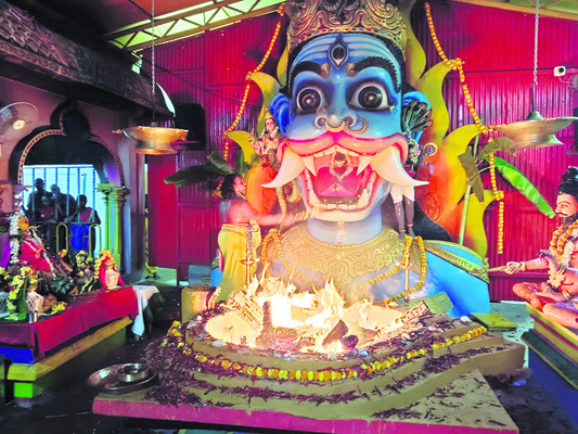 మిరపకాయలతో యాగం నిర్వహిస్తున్న దృశ్యం 1