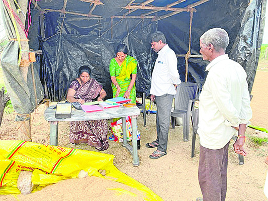 నల్లవల్లిలో రికార్డులను
పరిశీలిస్తున్న జయశ్రీరాజ్2