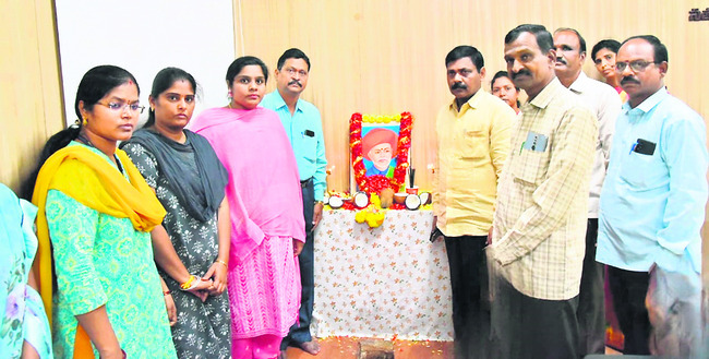 జ్యోతిరావు పూలే చిత్రపటం వద్ద
నివాళులర్పిస్తున్న అధికారులు 1