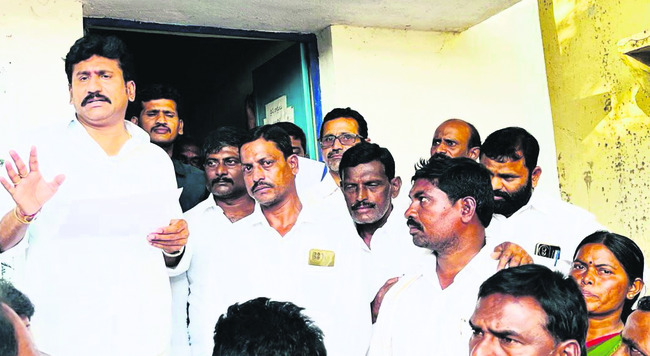 తగరకుంటలో కార్యకర్తలతో మాట్లాడుతున్న ఎమ్మెల్యే తోపుదుర్తి ప్రకాష్రెడ్డి 2