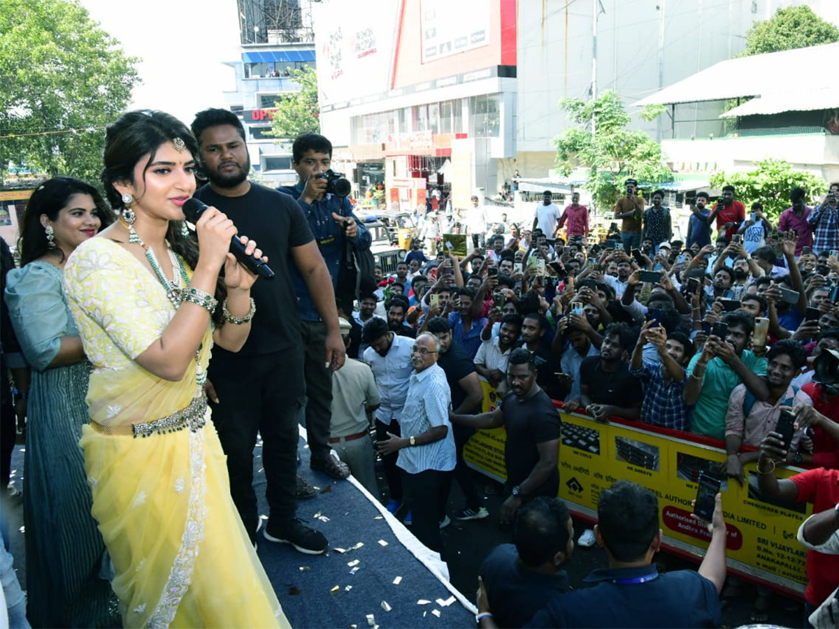 Actress Sreeleela opens jewelery showroom in vizag - Sakshi1